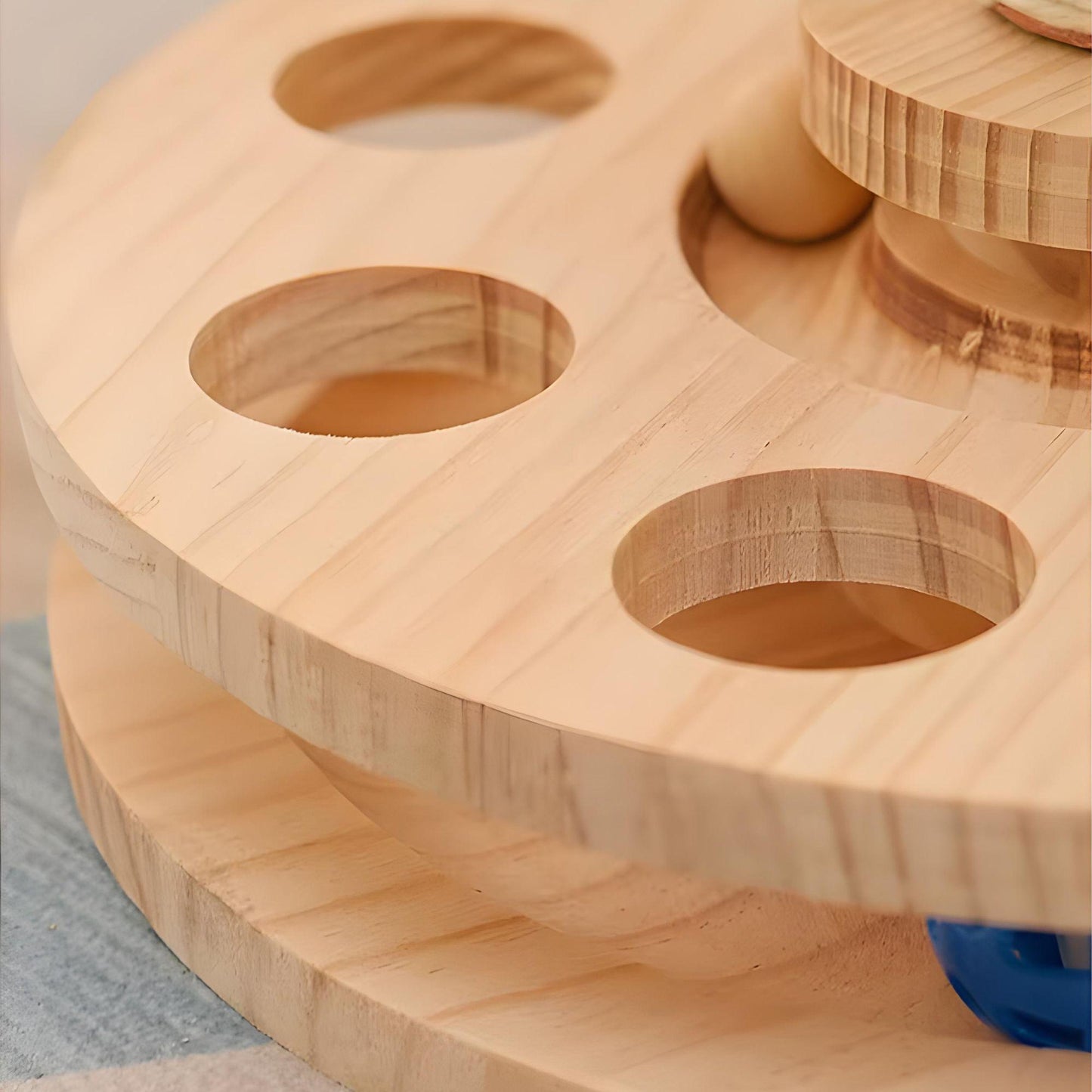 Interaktives Katzen-Holzspielzeug mit drehbarer Kratzsäule und Spielbällen – natürlich, langlebig & ideal zur Krallenpflege